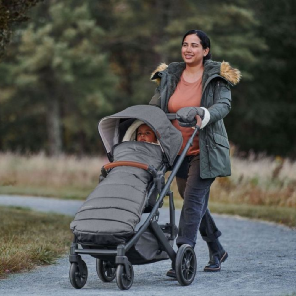 mama na sprehodu z otrokom v vozičku