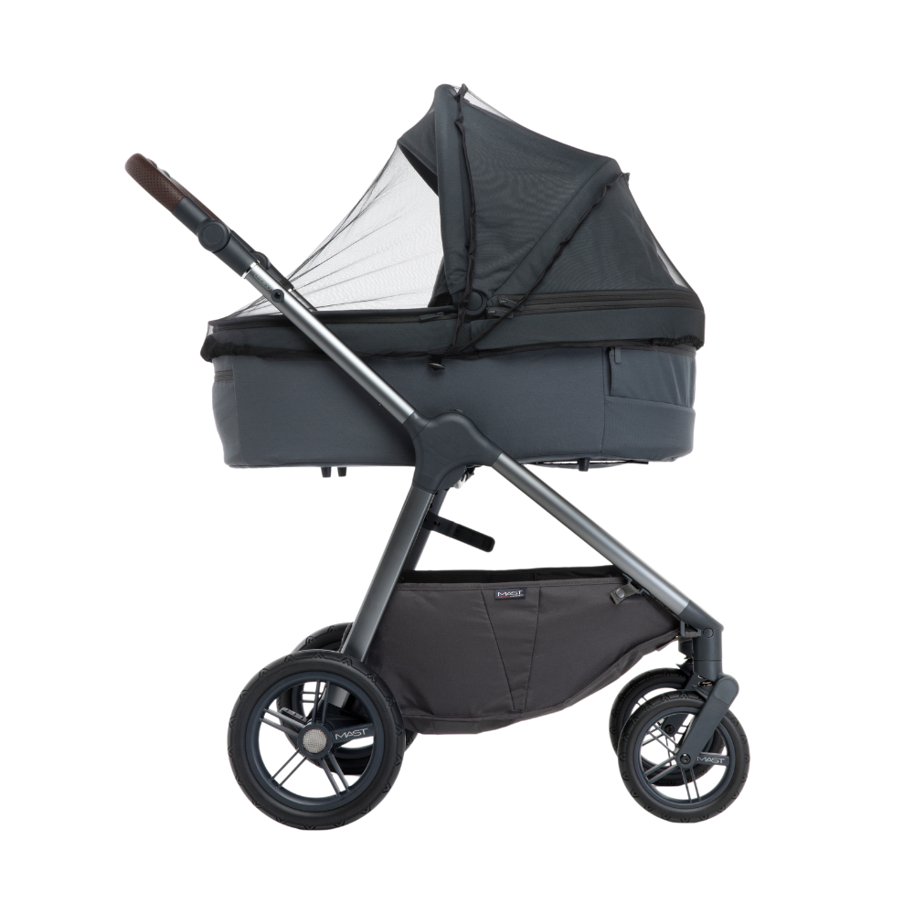 voziček z zaščito proti insektom